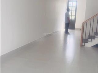 Nhà cho thuê mới. đẹp. trước mặt công viên