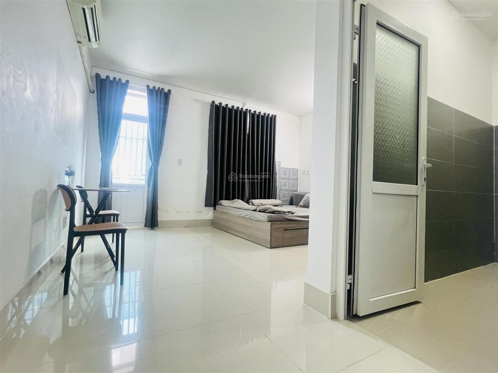 Phòng cho thuê có nội thất, có ban công