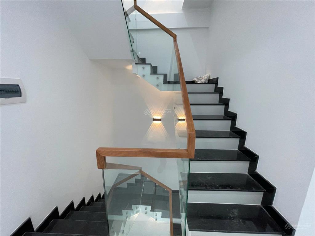 Cho thuê nhà nguyên căn đường lê văn sỹ, phường phú nhuận, 5mx25m, dtsd 250m2