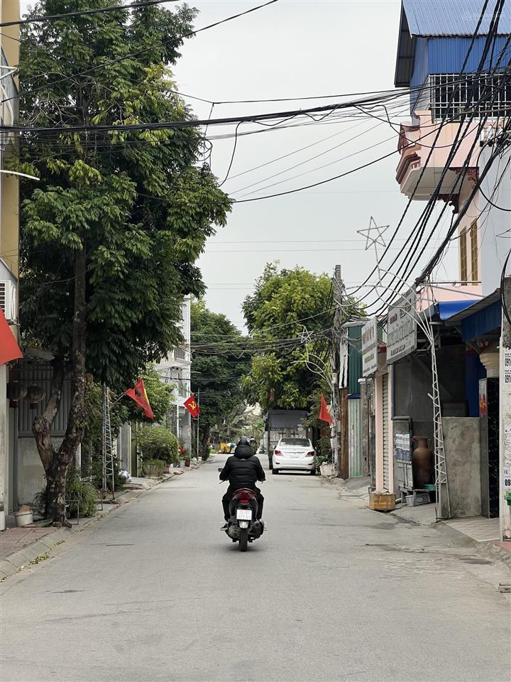 Bán gấp lô đất đẹp 42,5m2 ngang 4m. oto vào tận đất. cách mặt đường 20m