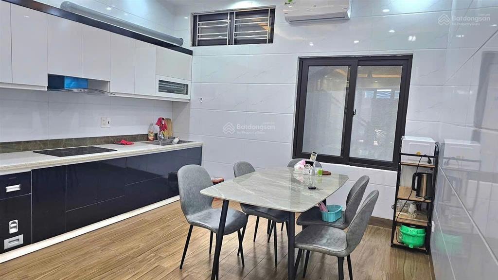 Cho thuê nhà riêng 60m2 * 4 tầng full nội thất mới tinh. phố văn cao. cách mặt đường chỉ 30m