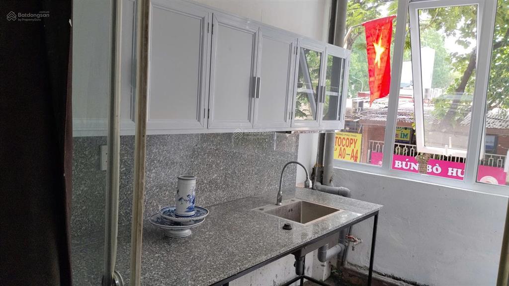 Cho thuê ccmn 2 ngủ 1 wc 45m2 tầng 2 mặt phố đội cấn, ba đình full đồ giá 6 triệu/tháng