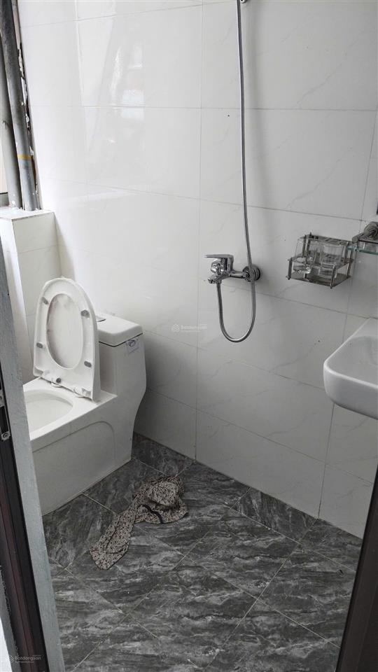 Cho thuê ccmn 2 ngủ 1wc 45m2 tầng 4, mặt phố đội cấn, ba đình, full đồ, giá 5 triệu/tháng