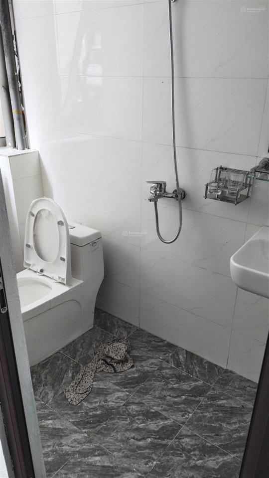 Cho thuê ccmn 2 ngủ 1 wc 45m2 tầng 3 mặt phố đội cấn, ba đình full đồ giá 5 triệu/tháng