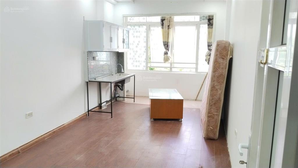 Cho thuê ccmn 2 ngủ 1 wc 45m2 tầng 3 mặt phố đội cấn, ba đình full đồ giá 5 triệu/tháng