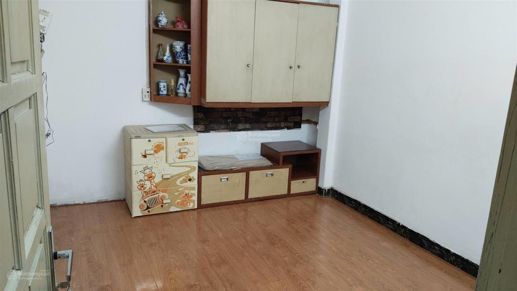 Cho thuê ccmn 2 ngủ 1 wc 45m2 tầng 3 mặt phố đội cấn, ba đình full đồ giá 5 triệu/tháng