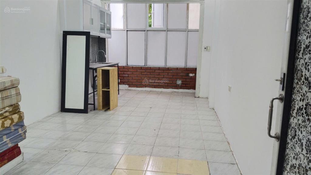 Cho thuê ccmn 2 ngủ 1 wc 45m2 tầng 3 mặt phố đội cấn, ba đình full đồ giá 5 triệu/tháng
