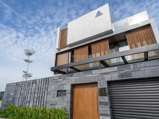 Tôi bán căn villas 300m2 đẳng cấp nhất đn, trực diện sông, có hồ bơi, an ninh 24/7  0901 156 ***