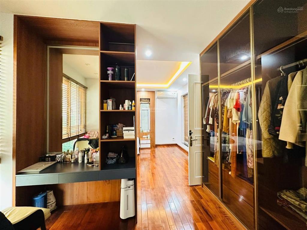 Biệt thự cạnh vinhomes riverside 56tỷ 179m2, vỉa hè, lô góc, thang máy. hiện đại full nội thất xịn