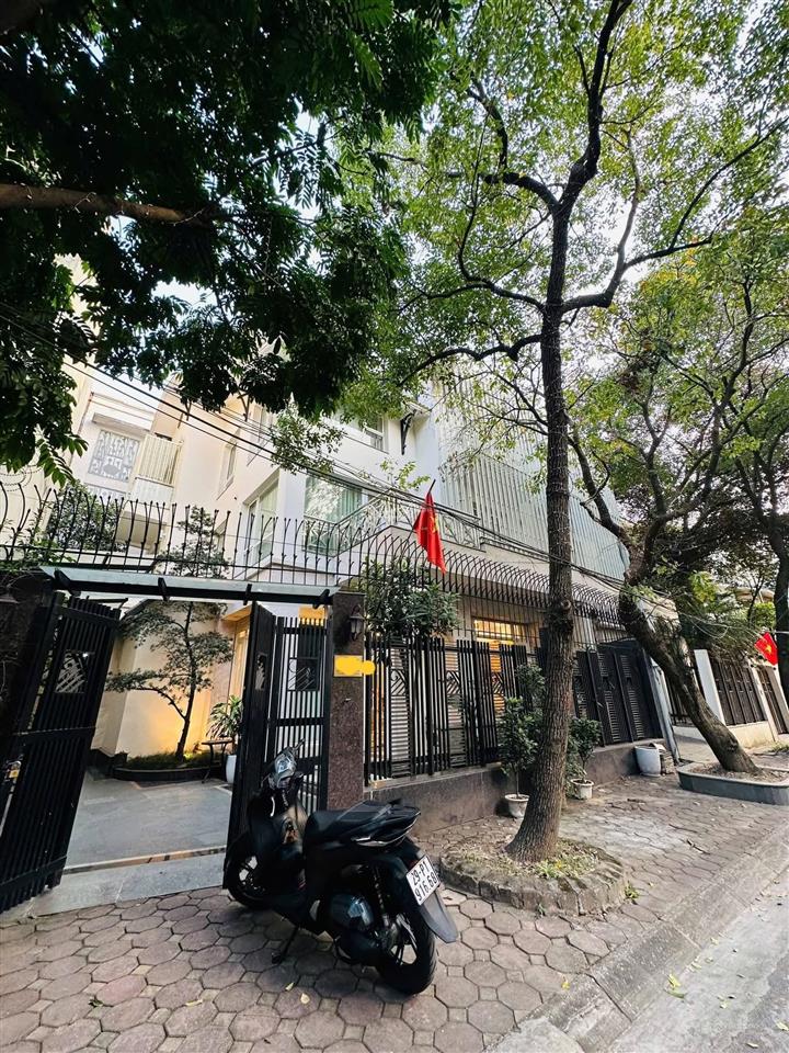 Biệt thự cạnh vinhomes riverside 56tỷ 179m2, vỉa hè, lô góc, thang máy. hiện đại full nội thất xịn