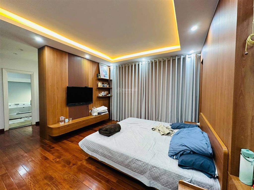 Biệt thự cạnh vinhomes riverside 56tỷ 179m2, vỉa hè, lô góc, thang máy. hiện đại full nội thất xịn