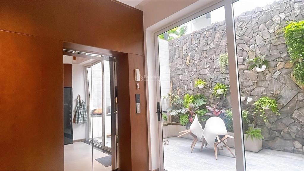 Biệt thự rẻ nhất khu đt việt hưng long biên, 130m2 5tầng thang máy,xây mới full nội thất. giá 40tỷ
