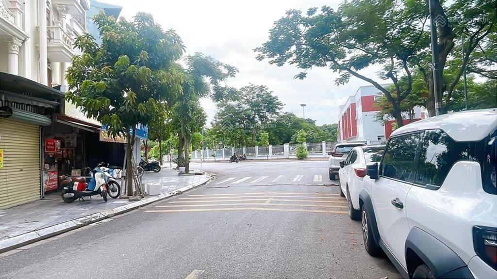 Biệt thự rẻ nhất khu đt việt hưng long biên, 130m2 5tầng thang máy,xây mới full nội thất. giá 40tỷ