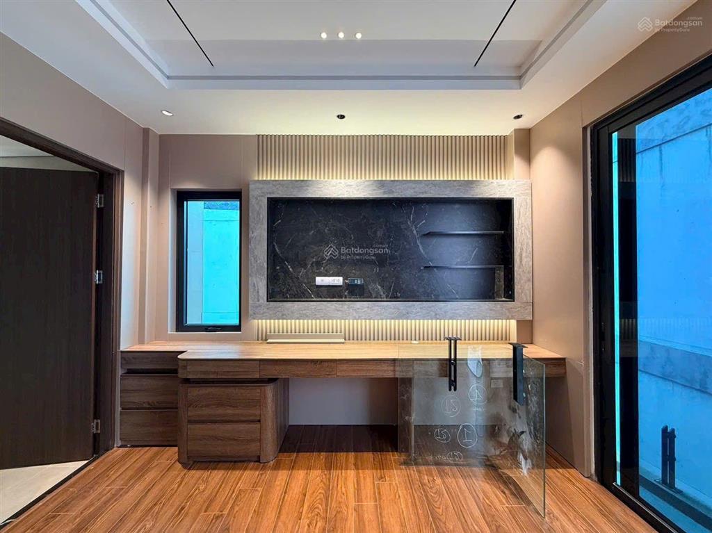 Nguyễn văn cừ long biên 55m2 7tầng thang máy, gara ôtô, full nội thất. giá 15.8tỷ, chủ cần bán gấp.