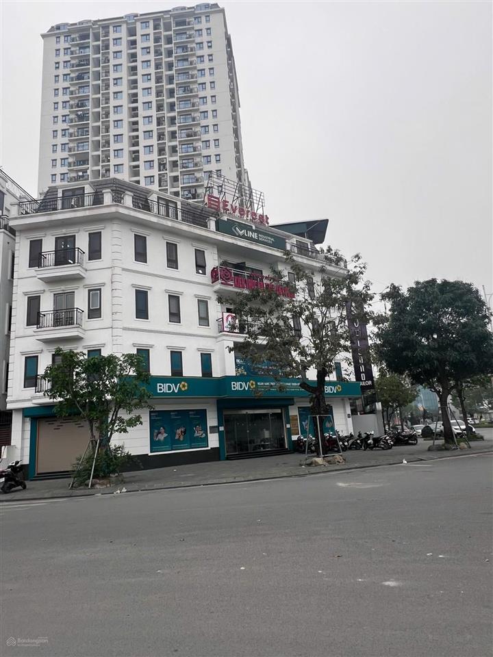 Chính chủ bán toà nhà 3 mặt phố hồng tiến, vị trí kd đắc địa, 228m2, 5t, mt 28m, dòng tiền 3tỷ/năm