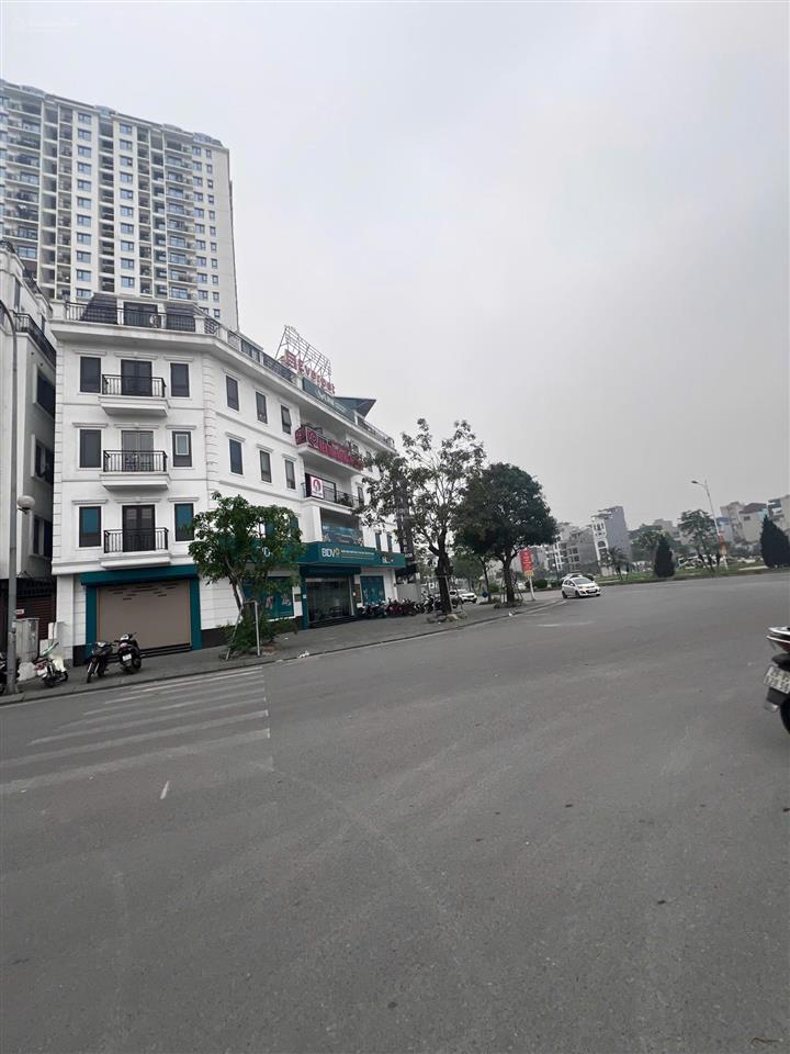 Chính chủ bán toà nhà 3 mặt phố hồng tiến, vị trí kd đắc địa, 228m2, 5t, mt 28m, dòng tiền 3tỷ/năm