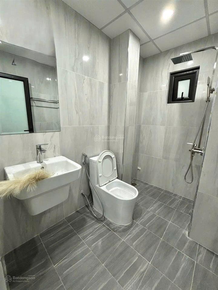 Phòng xuân đỉnh 30m2 thang máy đủ đồ an toàn pccc ô tô đỗ cửa giá 5tr/th