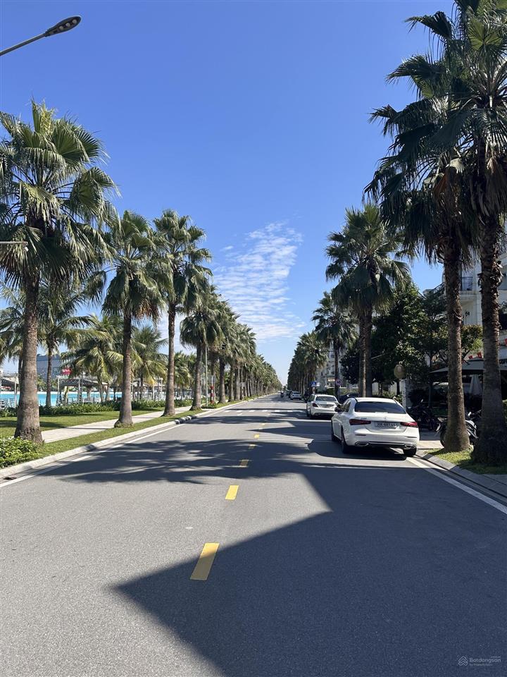 Đơn lập mặt hồ ngọc trai dt 265 m2 view trực diện hồ ! sống đẳng cấp !