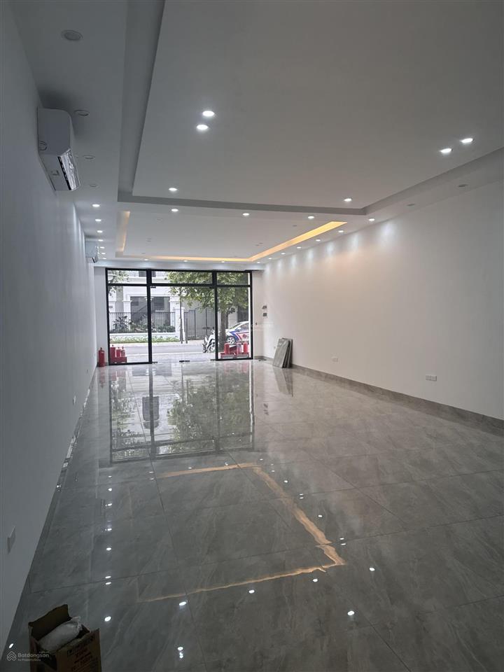 Cho thuê nhà 5 tầng mới hoàn thiện dt 70 m2, mặt đường 52 m xuyên tâm.