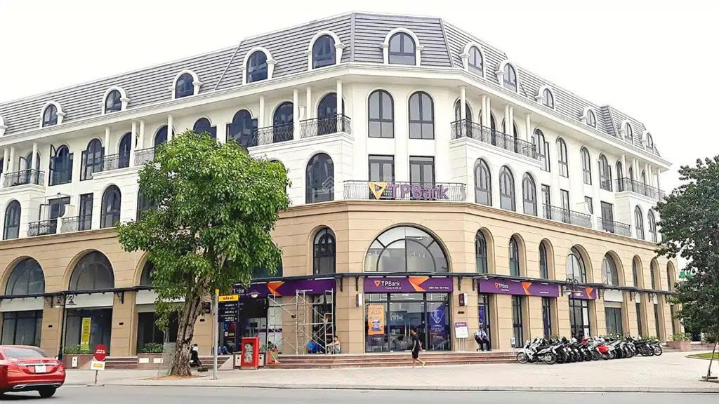 Cho thuê shophouse đập thông 324m2 x 5 tầng, tổng 1500 m2 sàn, giá siêu rẻ