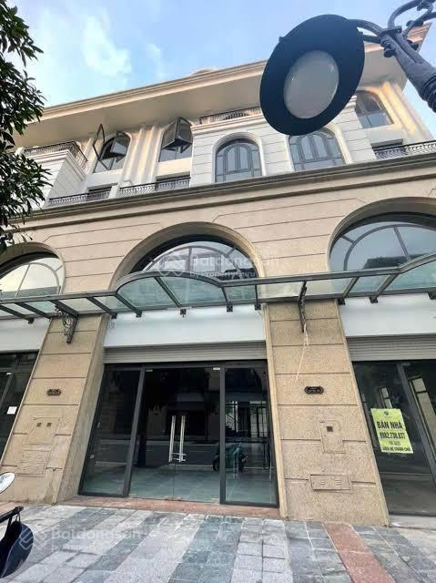 Cho thuê shophouse đập thông 324m2 x 5 tầng, tổng 1500 m2 sàn, giá siêu rẻ