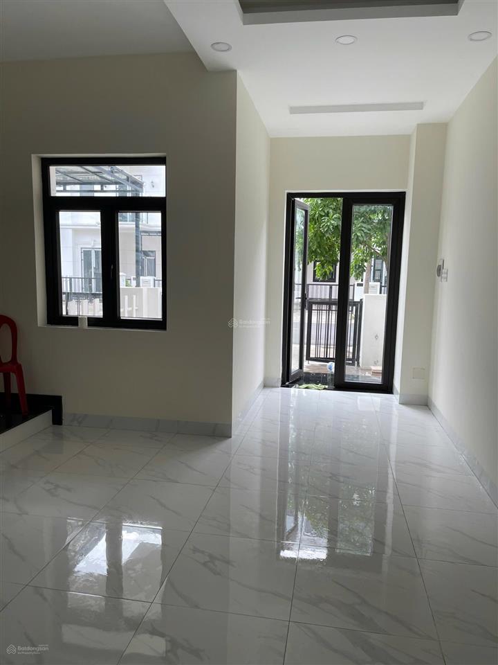 Cần cho thuê nhà phố nguyên căn gần vinhomes quận 9