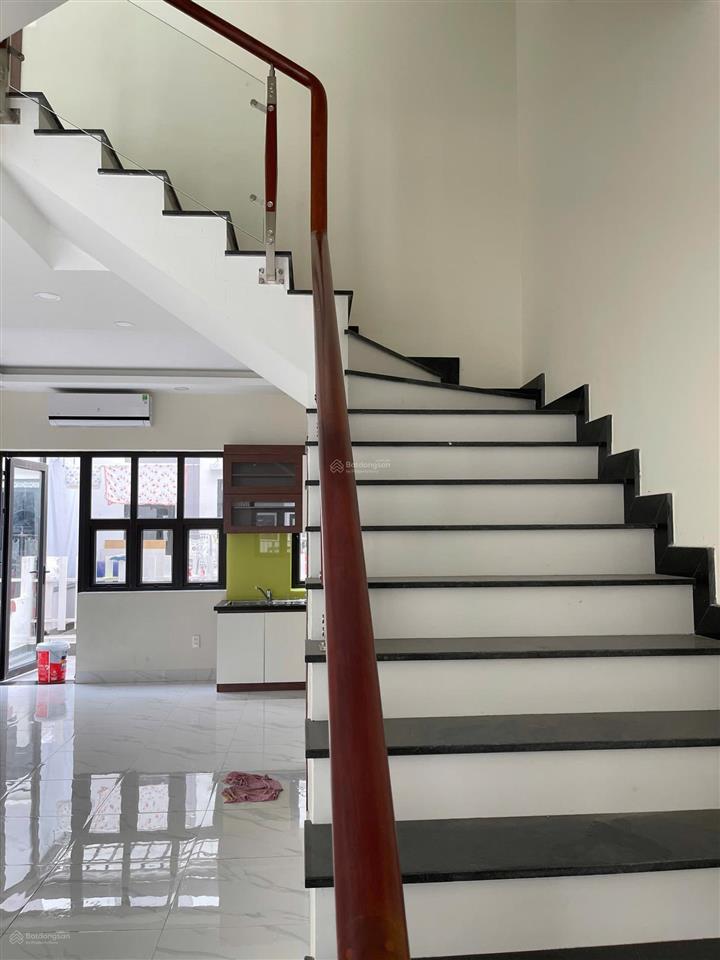 Cần cho thuê nhà phố nguyên căn gần vinhomes quận 9