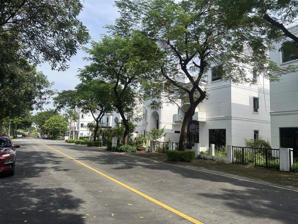 Chính chủ gửi bán 2 căn nhà phố liền kề sim city giá tốt đầu tư .