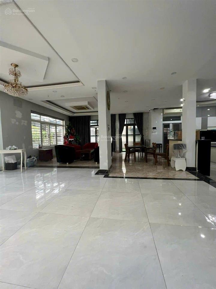 Cho thuê biệt thự đẹp, 15m x 18m, hầm trệt 2 lầu áp mái, giá 70tr/tháng