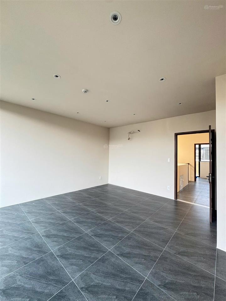 Cho thuê nhà phố soho the global city, 95m2 hoàn thiện cơ bản, có thang máy, giá chỉ 50tr/tháng