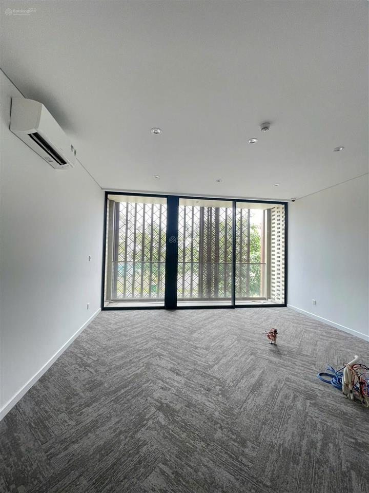 Cho thuê nhà phố soho the global city 5x19m 1 trệt 4 lầu, có thang máy, htcb giá chỉ 40tr/th