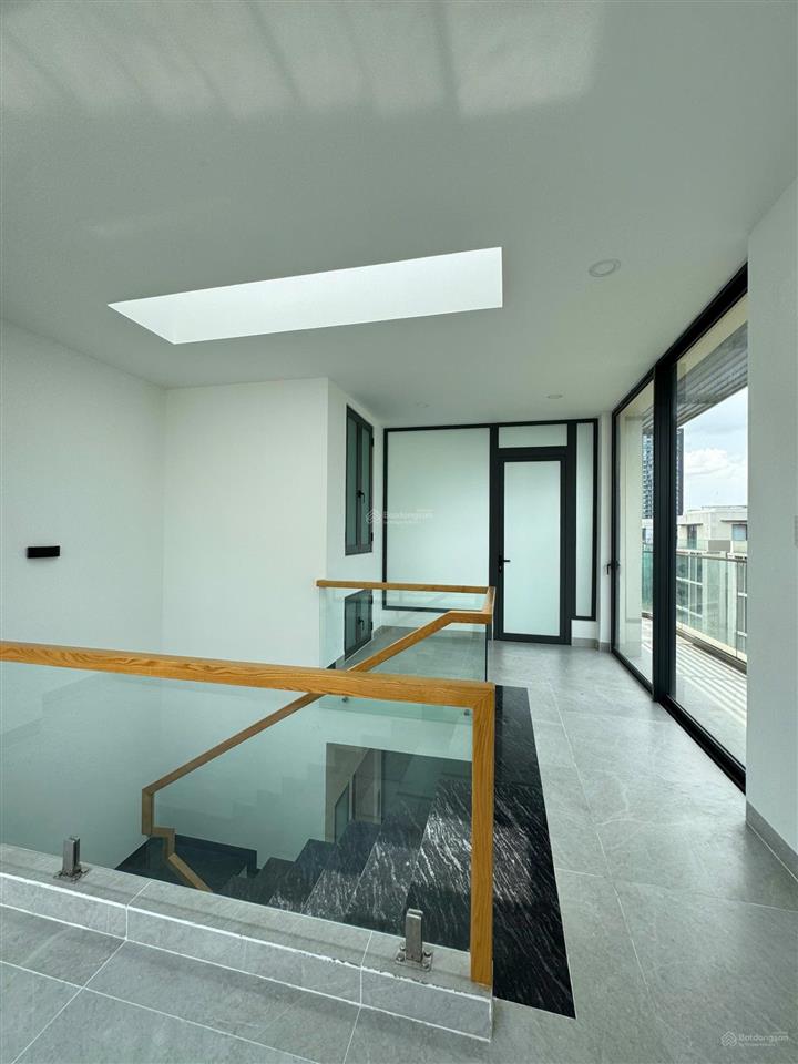 Cơ hội thuê căn góc vị trí đẹp, 1 trệt 4 lầu máy lạnh âm trần, có thang máy, giá chỉ 90tr/tháng