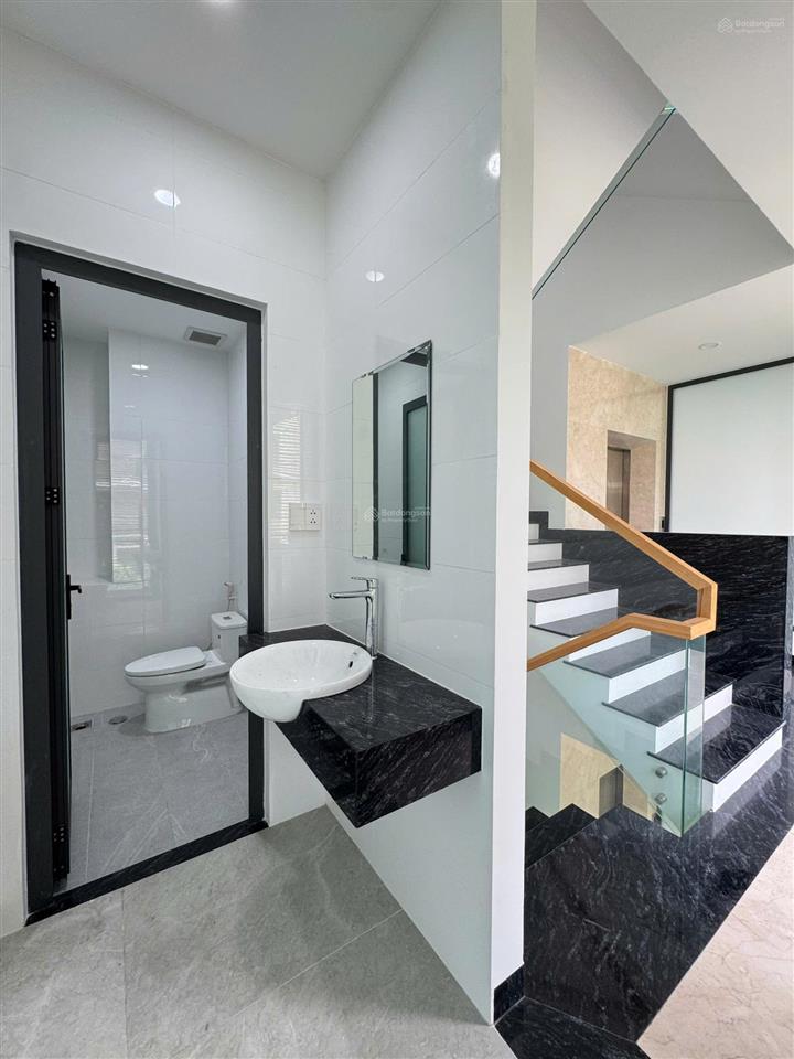 Cơ hội thuê căn góc vị trí đẹp, 1 trệt 4 lầu máy lạnh âm trần, có thang máy, giá chỉ 90tr/tháng
