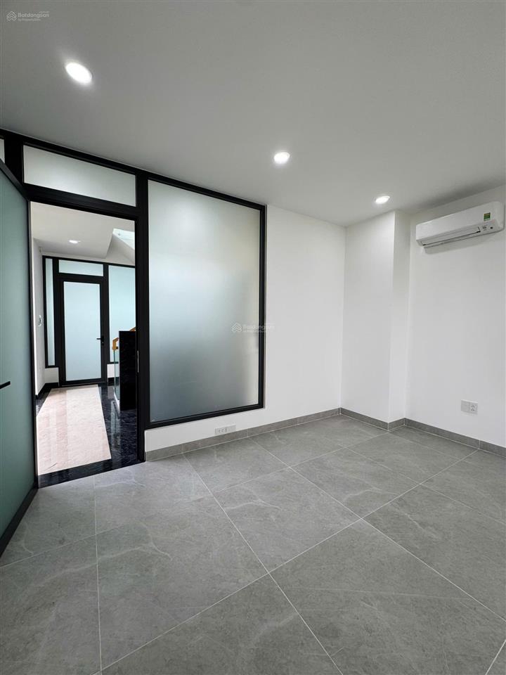 Cơ hội thuê căn góc vị trí đẹp, 1 trệt 4 lầu máy lạnh âm trần, có thang máy, giá chỉ 90tr/tháng