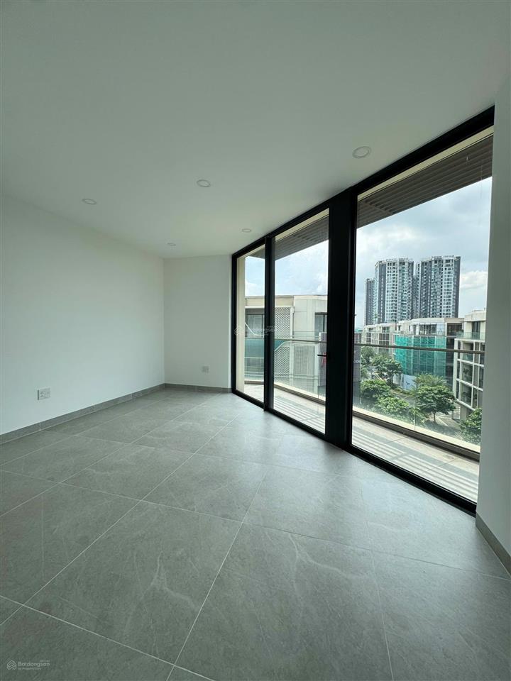 Cơ hội thuê căn góc vị trí đẹp, 1 trệt 4 lầu máy lạnh âm trần, có thang máy, giá chỉ 90tr/tháng