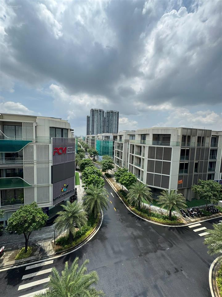 Cơ hội thuê căn góc vị trí đẹp, 1 trệt 4 lầu máy lạnh âm trần, có thang máy, giá chỉ 90tr/tháng