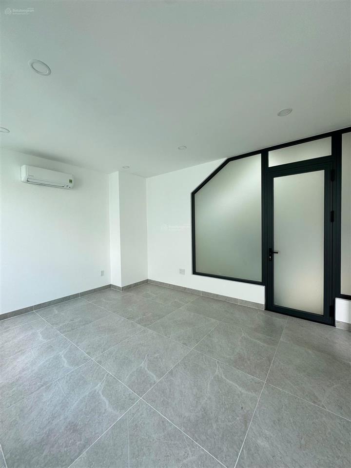 Cơ hội thuê căn góc vị trí đẹp, 1 trệt 4 lầu máy lạnh âm trần, có thang máy, giá chỉ 90tr/tháng