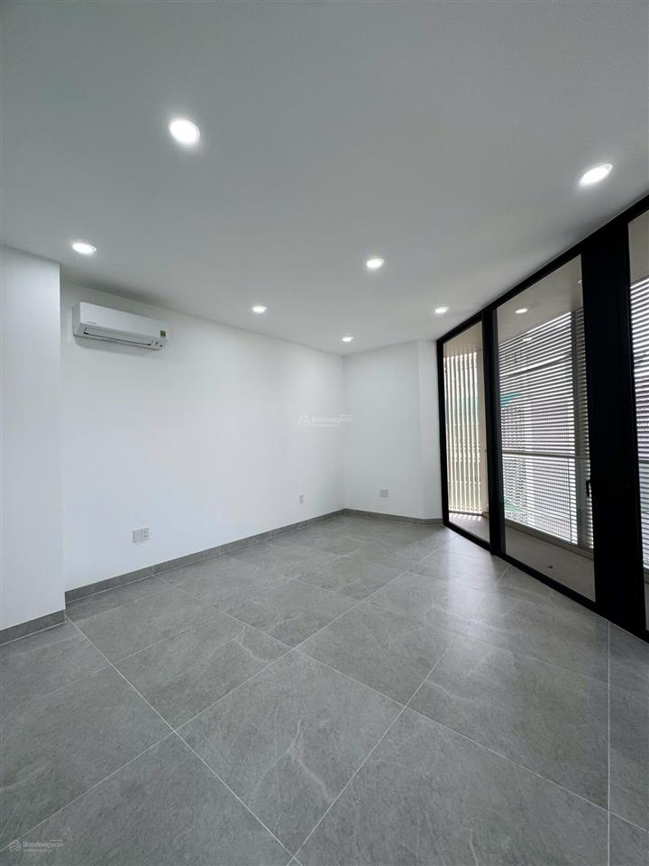 Cơ hội thuê căn góc vị trí đẹp, 1 trệt 4 lầu máy lạnh âm trần, có thang máy, giá chỉ 90tr/tháng