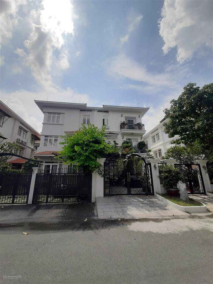 Chính chủ cần bán căn trong một khu vị trí đẹp 2 mặt tiền đường đối diện công viên phú mỹ hưng