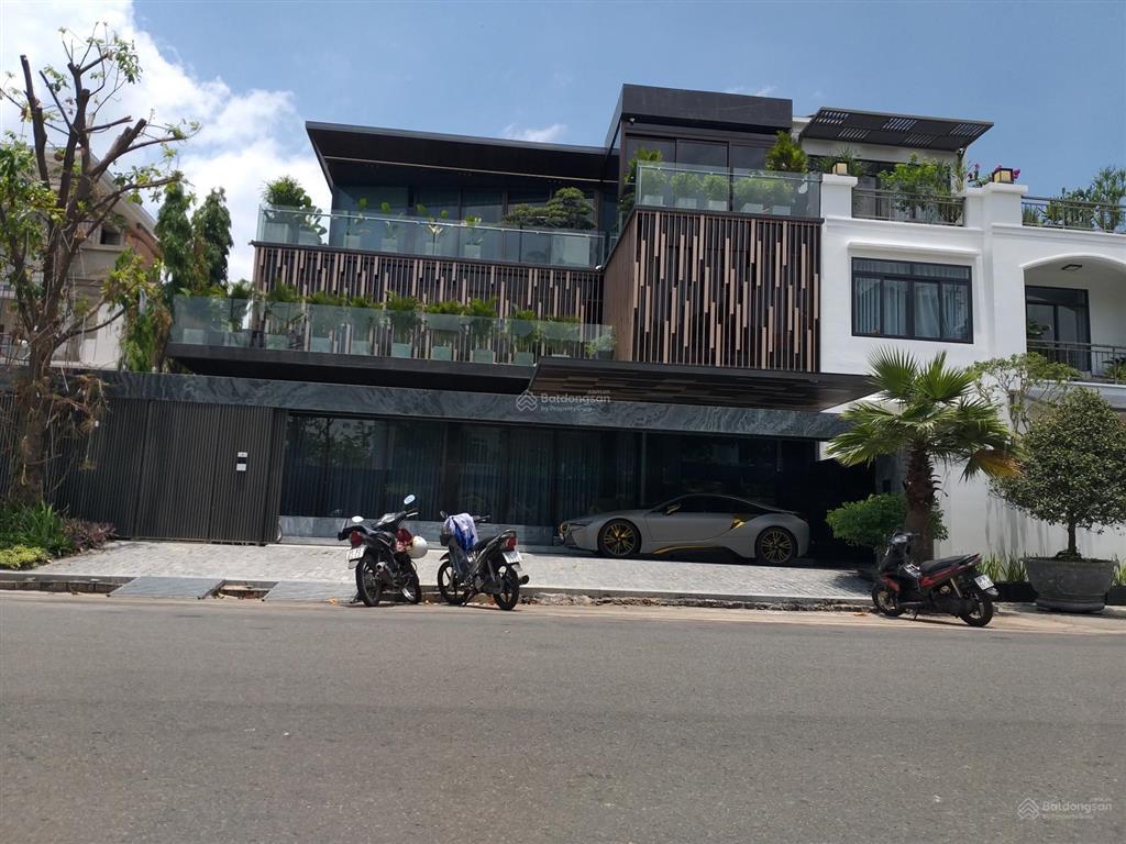 Chính chủ cần bán căn trong một khu vị trí đẹp 2 mặt tiền đường đối diện công viên phú mỹ hưng