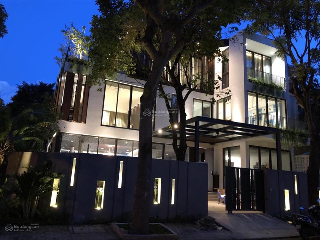 Chính chủ cần bán căn trong một khu vị trí đẹp 2 mặt tiền đường đối diện công viên phú mỹ hưng