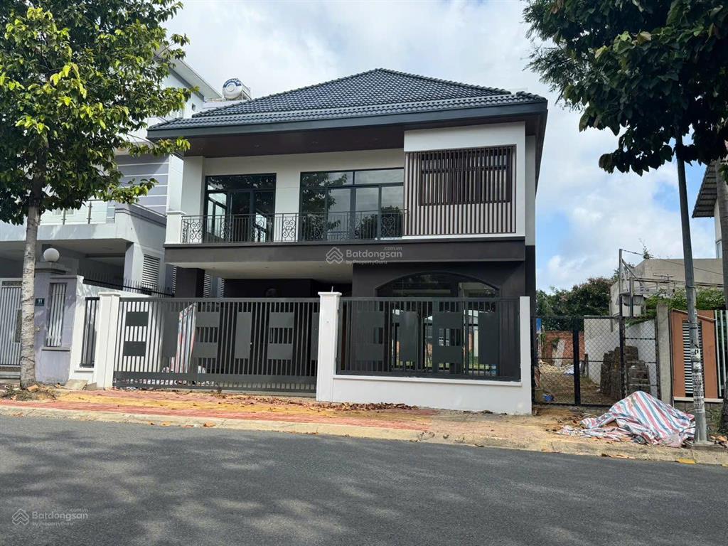 Bán căn biệt thự giá rẻ có sân vườn, đối diện công viên hiệp thành 3  tdm,  0964 898 ***