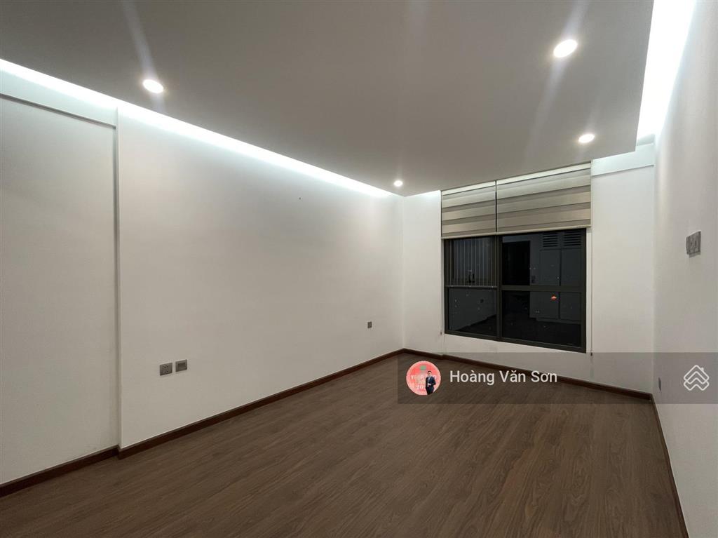 Cần bán trước 20/01 căn góc 2pn2wc 6th element, hướng nam, view bể bơi, tầng 19 nội thất cơ bản