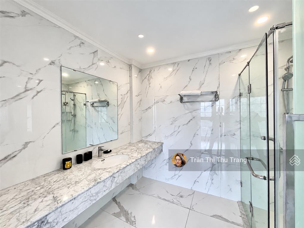 Cho thuê biệt thự đơn lập vinhomes riverside 300m | 4pn | có hầm + thang máy.  0966 275 ***