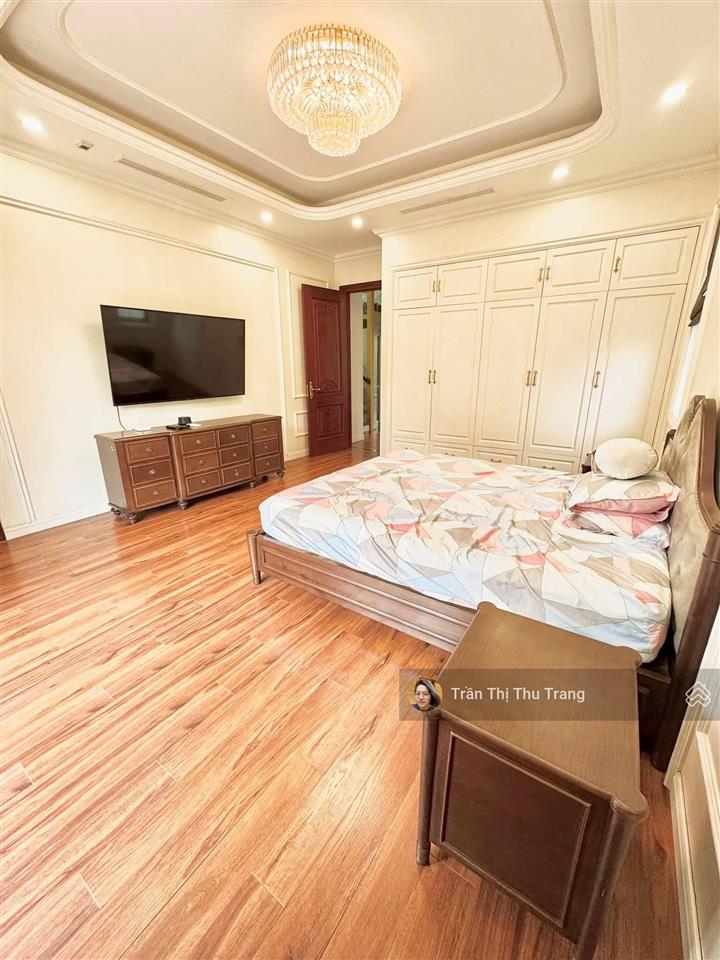 Cho thuê biệt thự đơn lập vinhomes riverside 300m | 4pn | có hầm + thang máy.  0966 275 ***