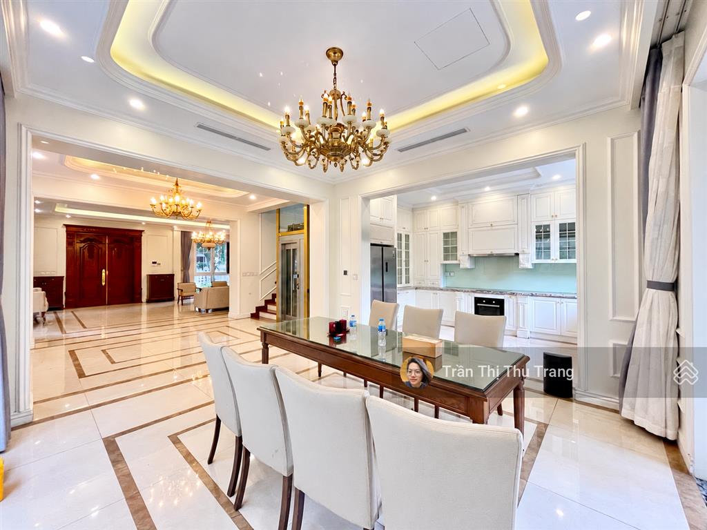 Cho thuê biệt thự đơn lập vinhomes riverside 300m | 4pn | có hầm + thang máy.  0966 275 ***