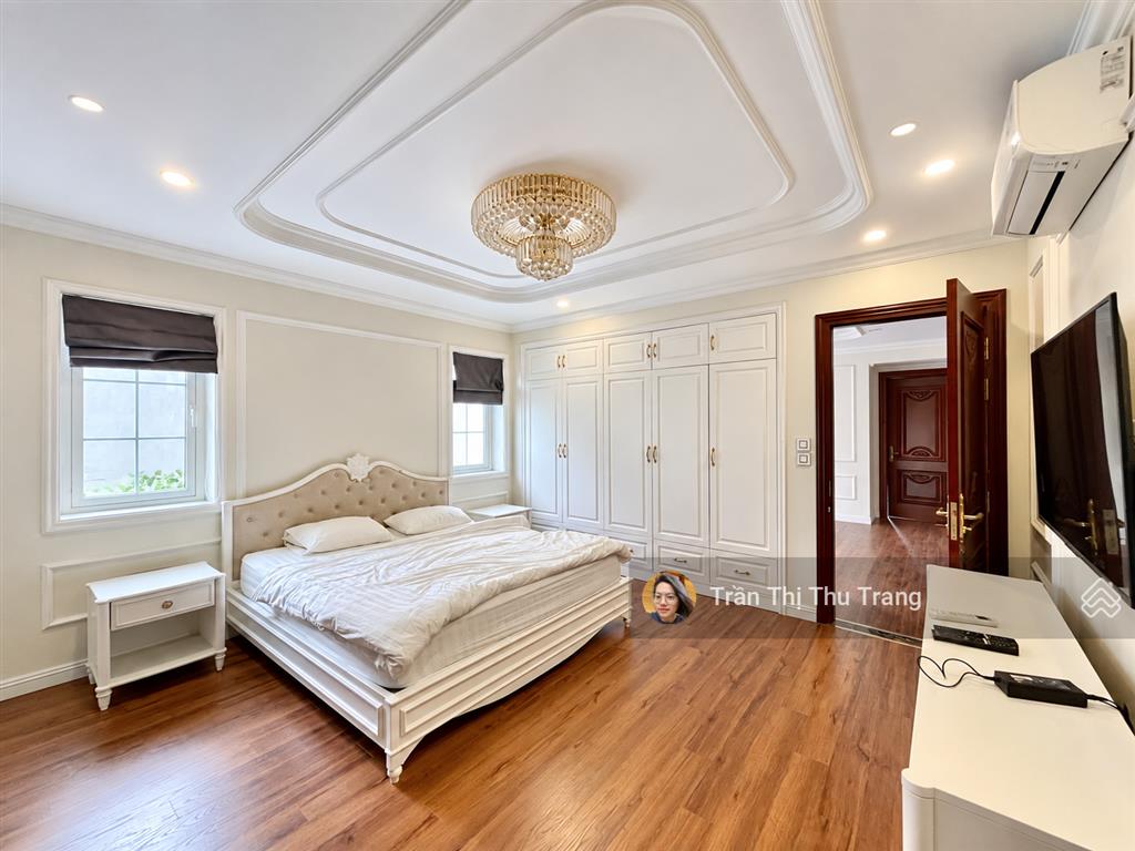 Cho thuê biệt thự đơn lập vinhomes riverside 300m | 4pn | có hầm + thang máy.  0966 275 ***