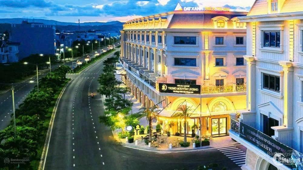 Bán khách sạn 3 sao đường hùng vương trung tâm thành phố tuy hoà. cách biển chỉ 600m. giá 140 tỷ