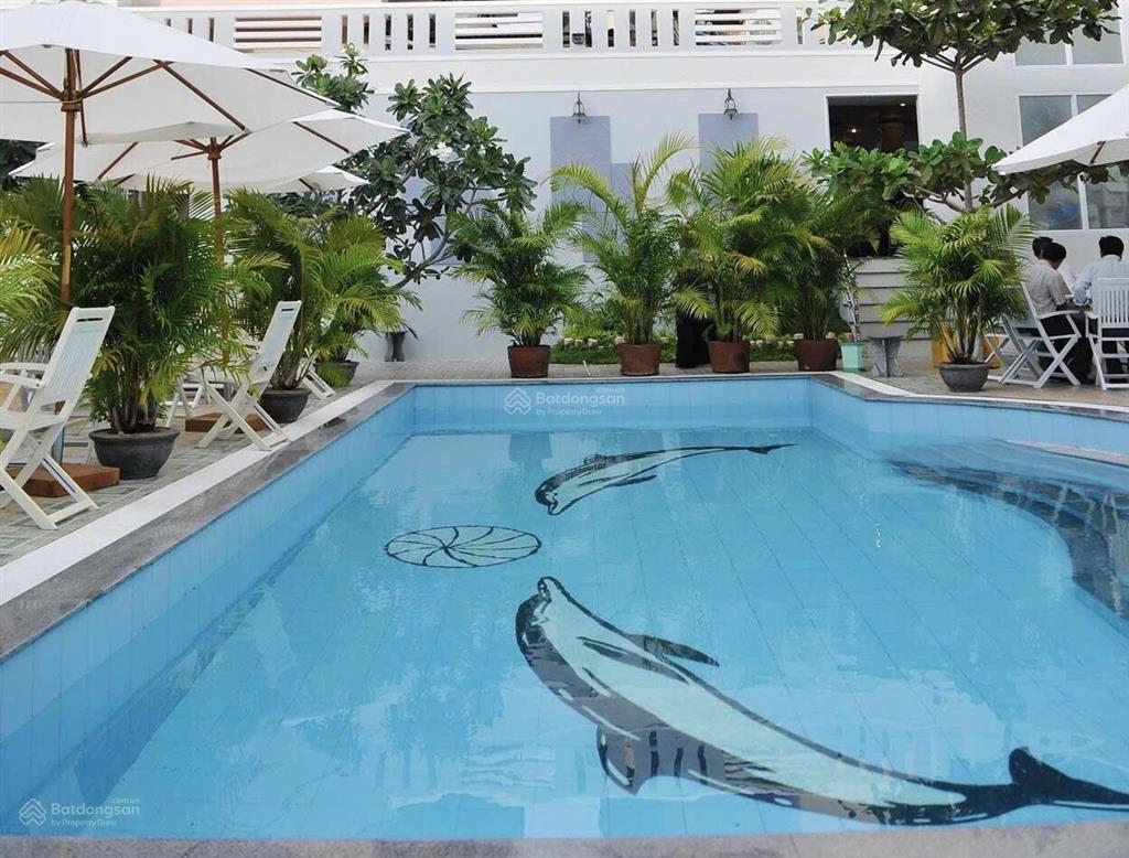 Bán khách sạn 3 sao đường hùng vương trung tâm thành phố tuy hoà. cách biển chỉ 600m. giá 140 tỷ