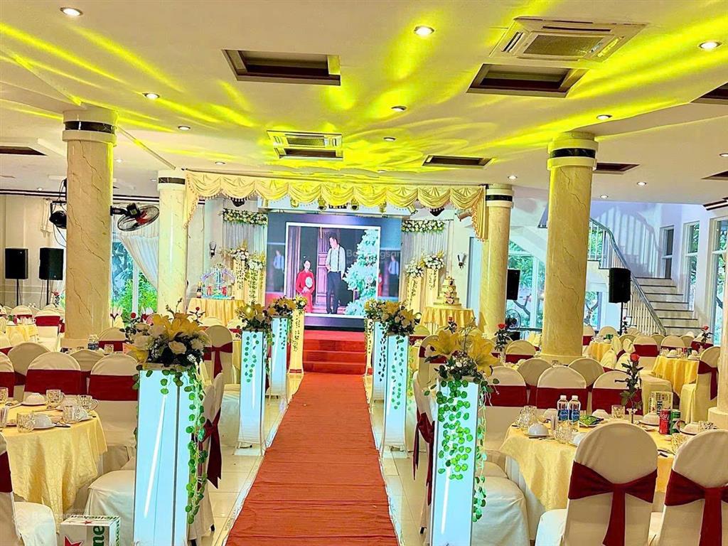 Bán khách sạn 3 sao đường hùng vương trung tâm thành phố tuy hoà. cách biển chỉ 600m. giá 140 tỷ